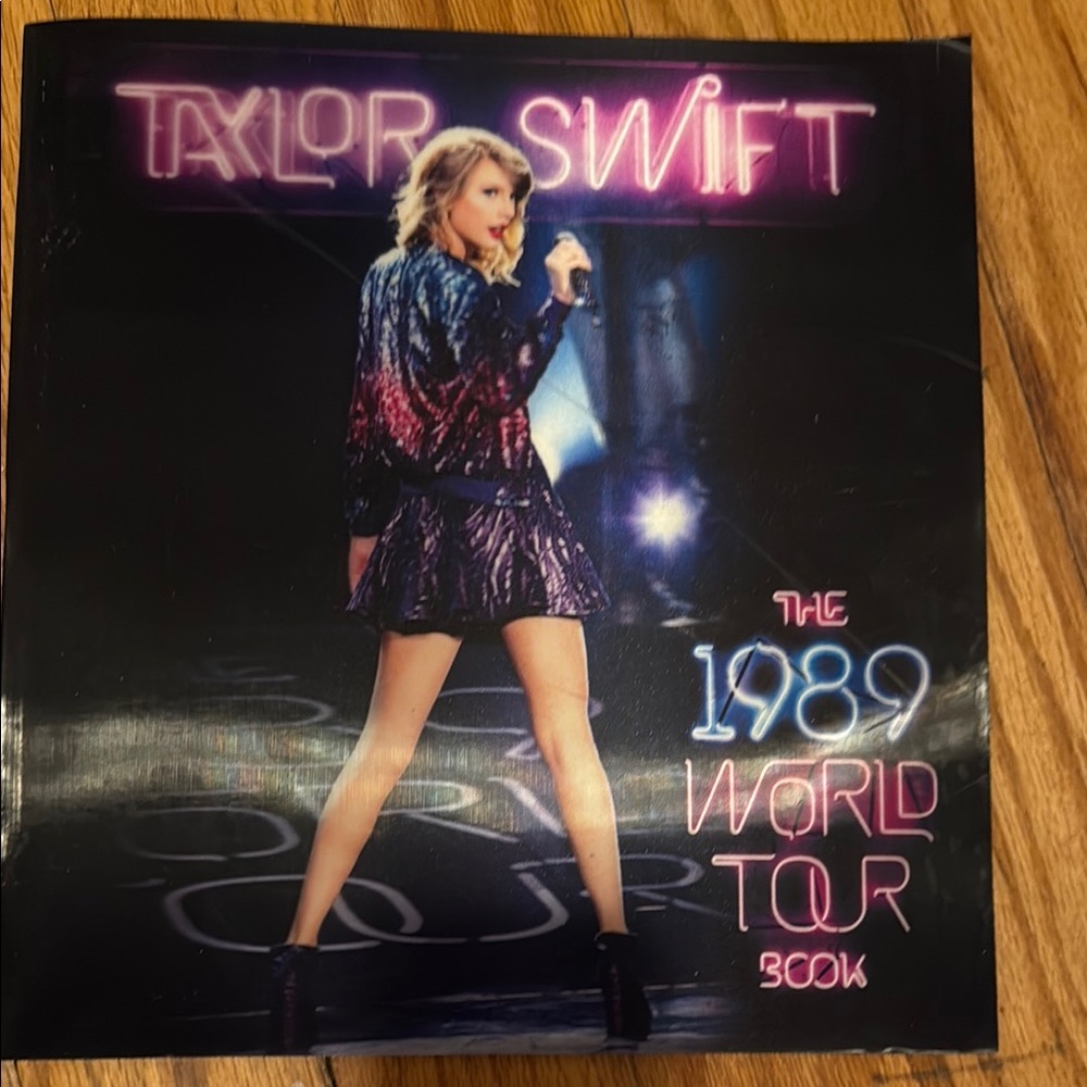 Taylor Swift 1989 World Tour Book - Black and Pink